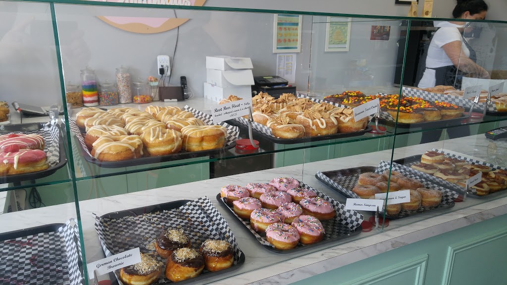 Daddy O Doughnuts & British Baked Goods | 589 N Service Rd, Mississauga, ON L5A 1B2, Canada | Phone: (905) 276-9090