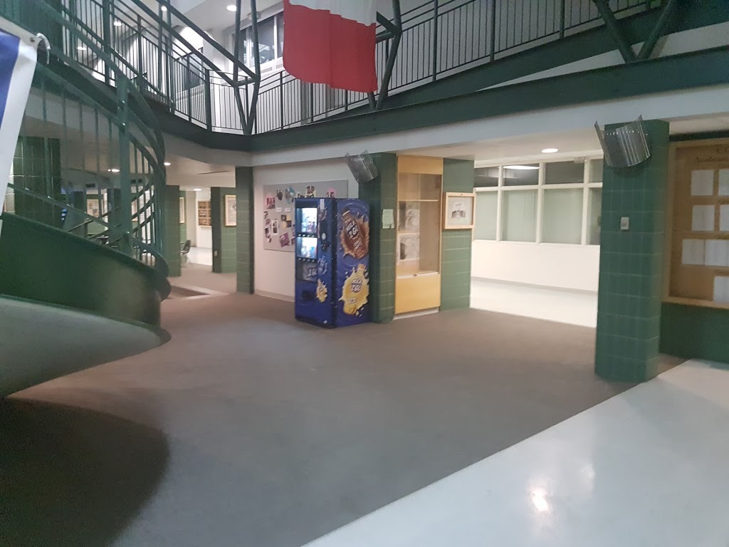 École Camrose Composite High School | 6205 48 Ave, Camrose, AB T4V 0K4, Canada | Phone: (780) 672-4416