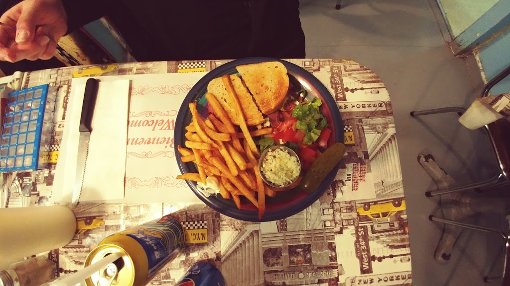 Casse-Croute-Bouffe Des Chutes | 142 Rue du Pont, Notre-Dame-de-Montauban, QC G0X 1W0, Canada | Phone: (418) 336-3261
