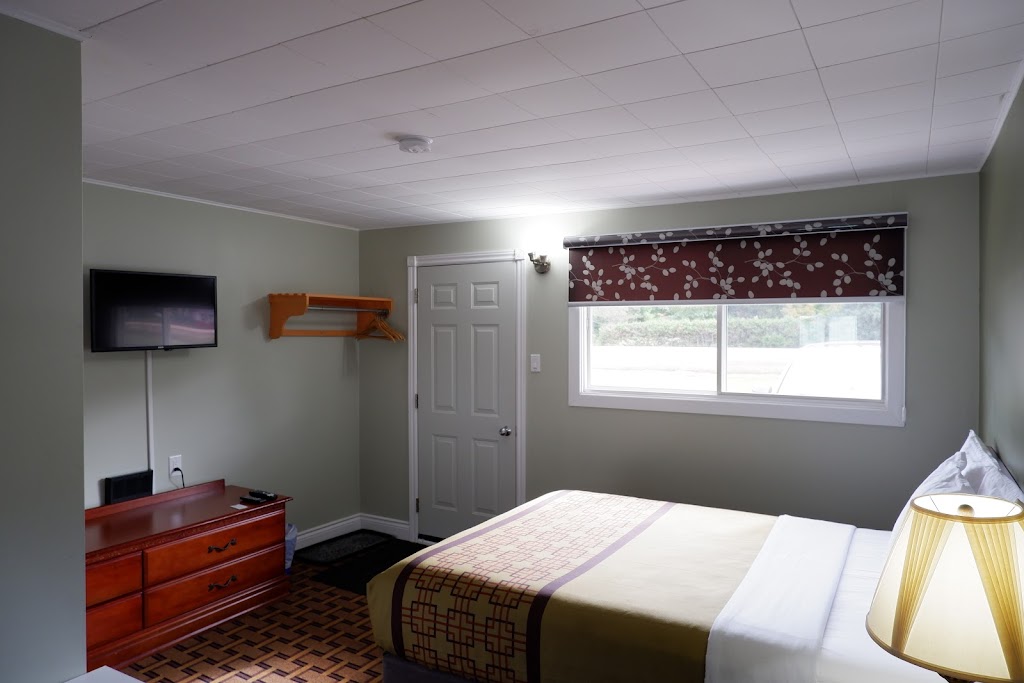 Pine Motel | 33852 ON-17, Deep River, ON K0J 1P0, Canada | Phone: (613) 584-3381