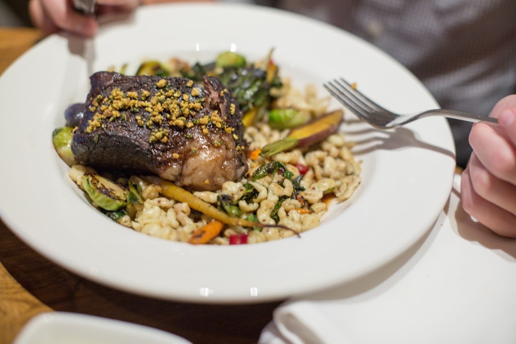 Charcoal Steak House | 2980 King St E, Kitchener, ON N2A 1A9, Canada | Phone: (519) 893-6570