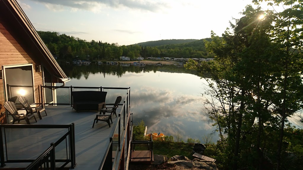 Chalet Villa de la Salle | 2039 Chemin du Lac Sept Îles, Saint-Raymond, QC G3L 2S3, Canada | Phone: (581) 702-0624