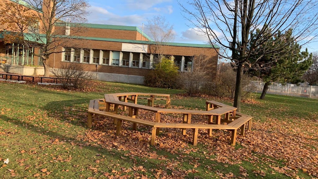 Primary School Sainte-Louise-De-Marillac | 8100 Rue de Marseille, Montréal, QC H1L 1P3, Canada | Phone: (514) 596-5044