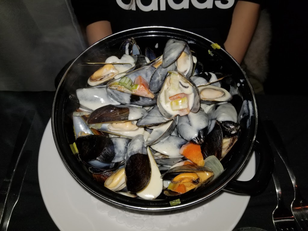 Comme Chez Soi - Restaurant & Auberge | 3219 Rue Principale O, Magog, QC J1X 0J6, Canada | Phone: (819) 868-2233