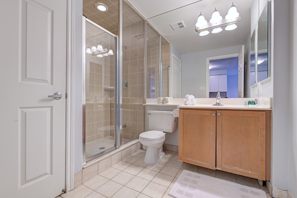 Pelicanstay at Square One Mall | 3880 Duke of York Blvd, Mississauga, ON L5B 4M7, Canada | Phone: (647) 479-7060