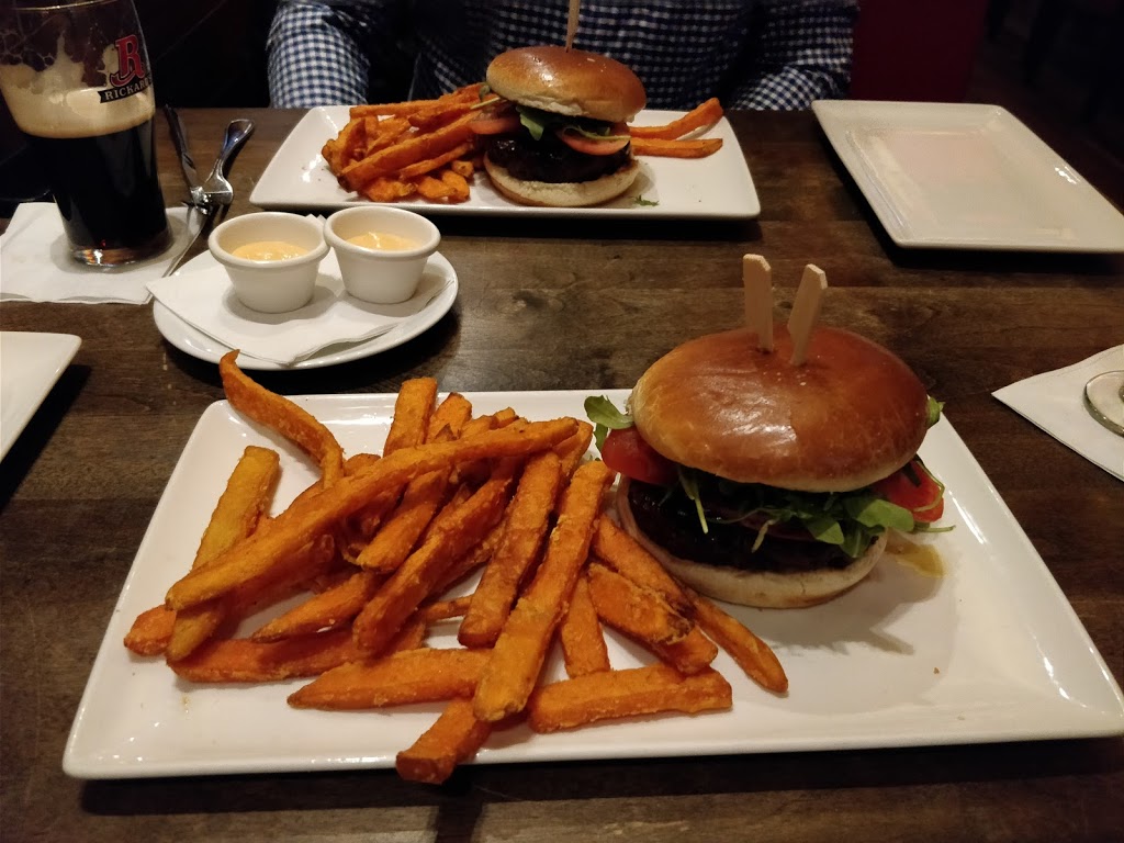 Houston Avenue Bar & Grill | 1739 Avenue Pierre-Péladeau, Laval, QC H7T 2Y5, Canada | Phone: (450) 978-9077