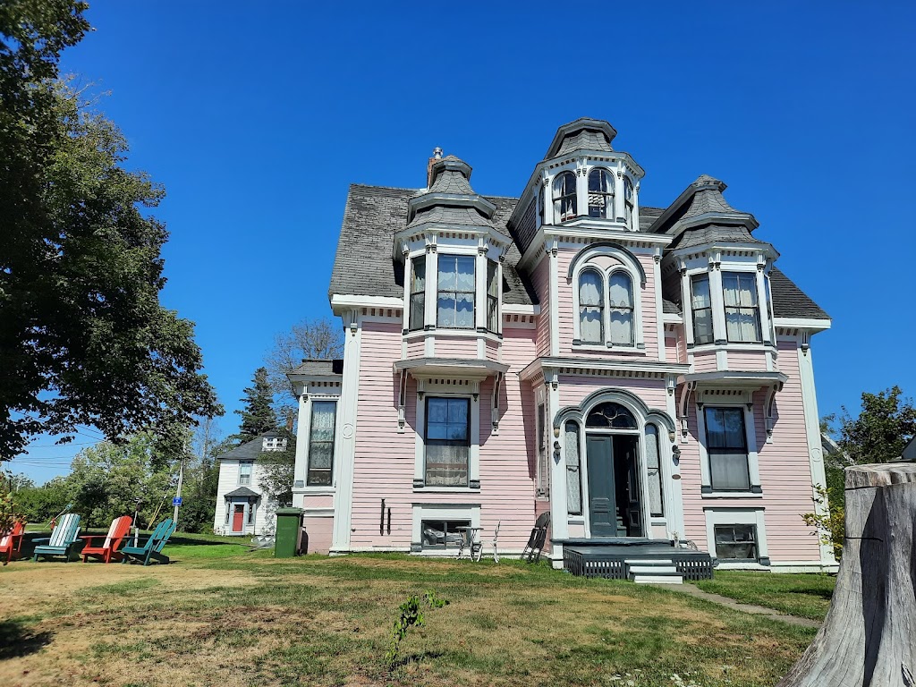 Lunenburg Walking Tours | 97 Kaulbach St, Lunenburg, NS B0J 2C0, Canada | Phone: (902) 521-6867