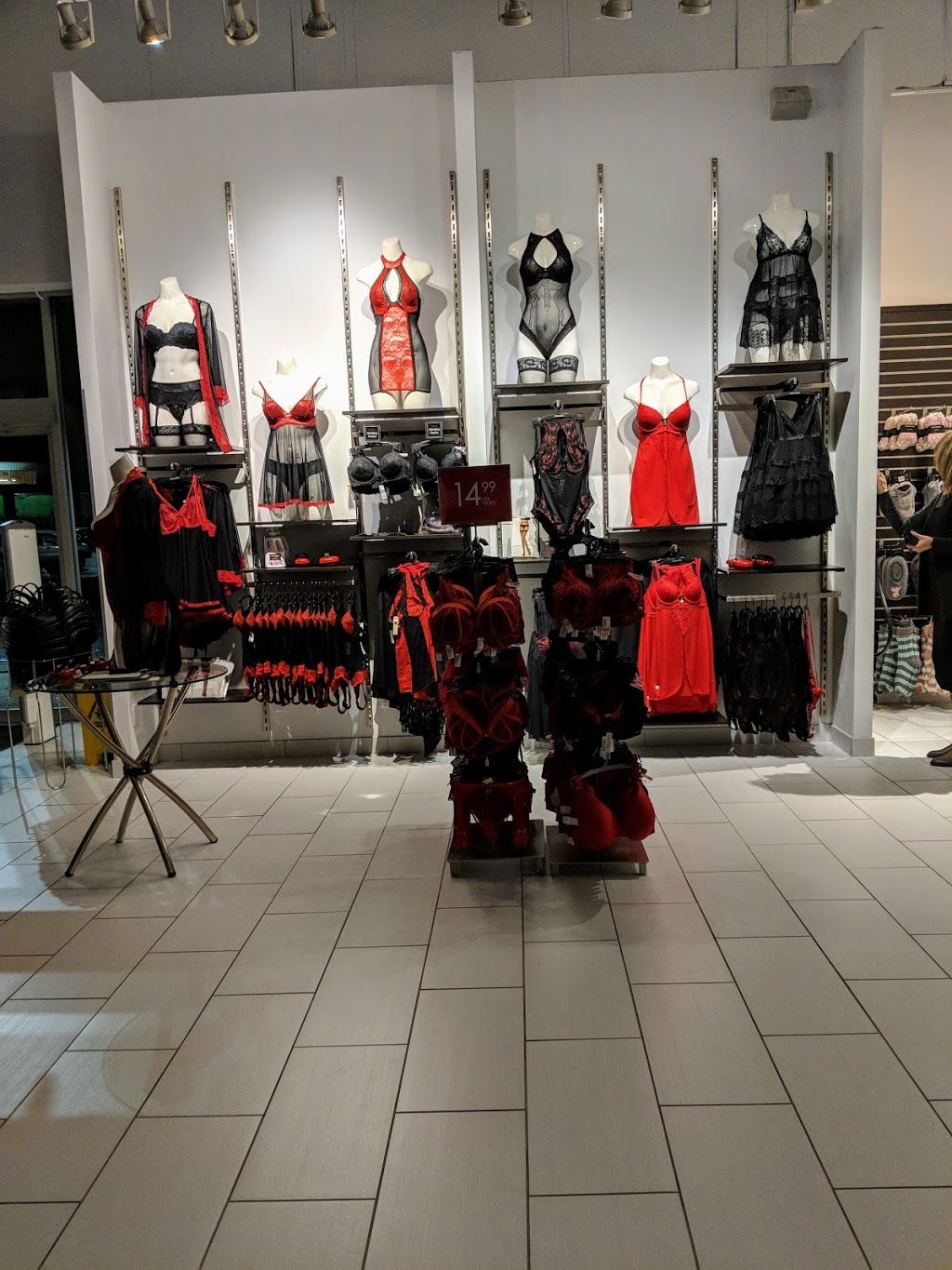 La Vie en Rose Meadowtown Centre Outlet | 19800 Lougheed Hwy #960, Pitt Meadows, BC V3Y 2L6, Canada | Phone: (604) 465-6557