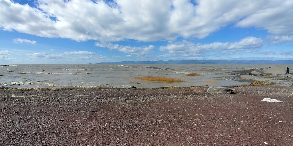 Chalet Bord du Fleuve Ô Quai 516 | 516 Avenue de Gaspé O, Saint-Jean-Port-Joli, QC G0R 3G0, Canada | Phone: (418) 554-1244