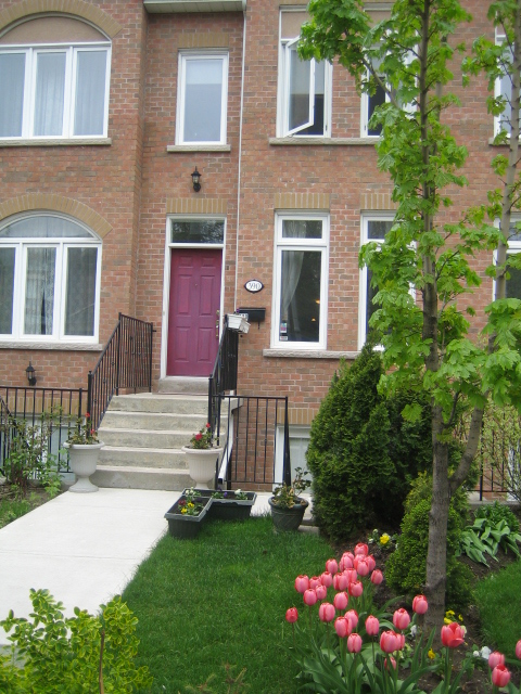 Clinton and Bloor B&B | 390 Clinton St, Toronto, ON M6G 2Z2, Canada | Phone: (416) 898-8461