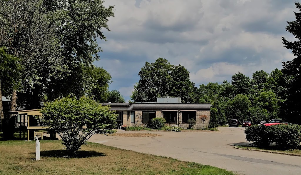Hilltop Manor | 1005 St Lawrence St, Merrickville, ON K0G 1N0, Canada | Phone: (613) 269-4707