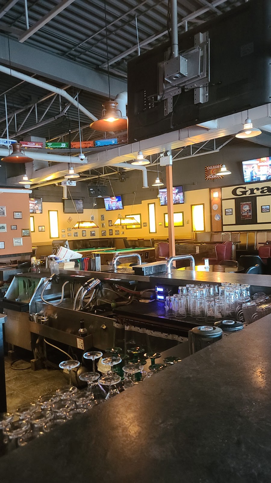 Grand Central Bar & Grill | 9-49 Elizabeth St, Okotoks, AB T1S 1B4, Canada | Phone: (403) 938-0929