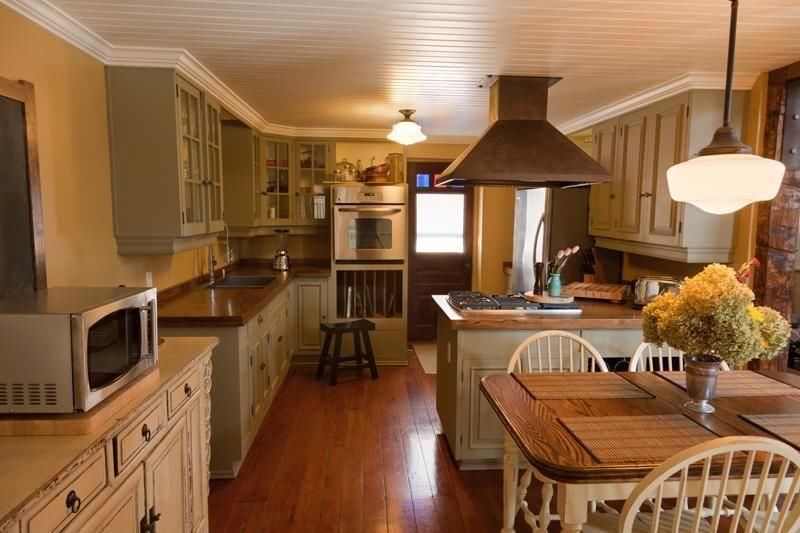 The Second Coat | 131 Sutherland Crescent, Cobourg, ON K9A 5L6, Canada | Phone: (289) 251-7125