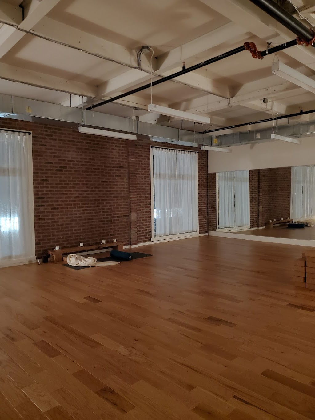 Liv Yoga | 4468 Wellington St #210, Verdun, QC H4G 2G4, Canada | Phone: (514) 303-0616