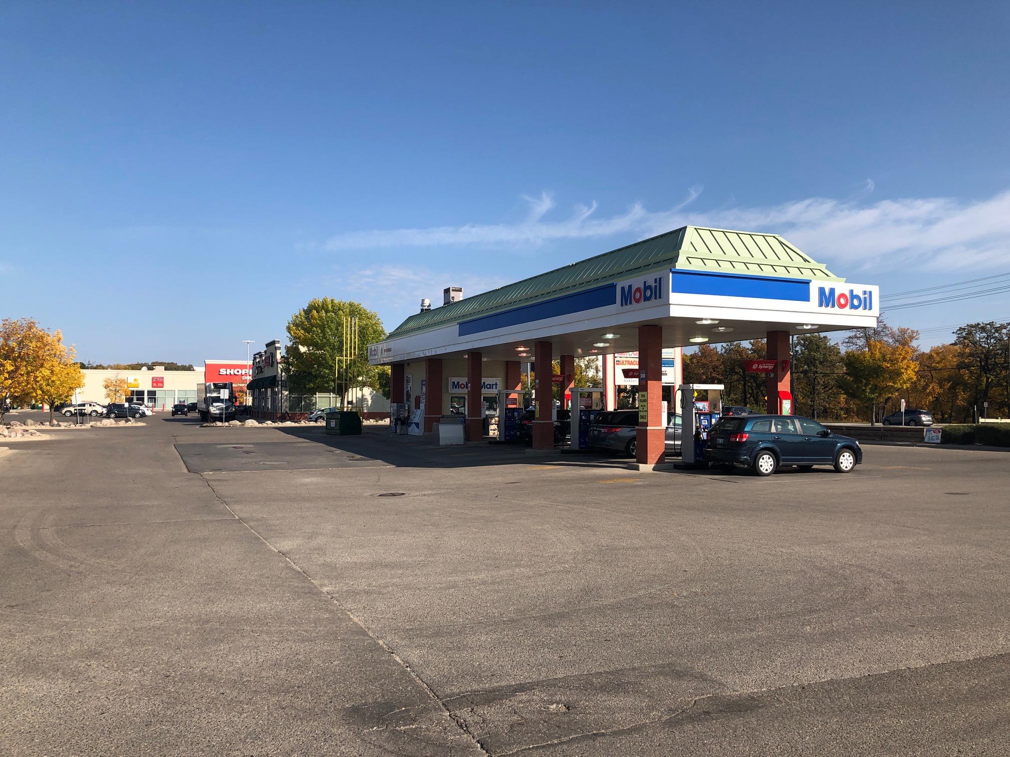 Mobil | 736 St Annes Rd, Winnipeg, MB R2N 0A2, Canada | Phone: (204) 257-0132