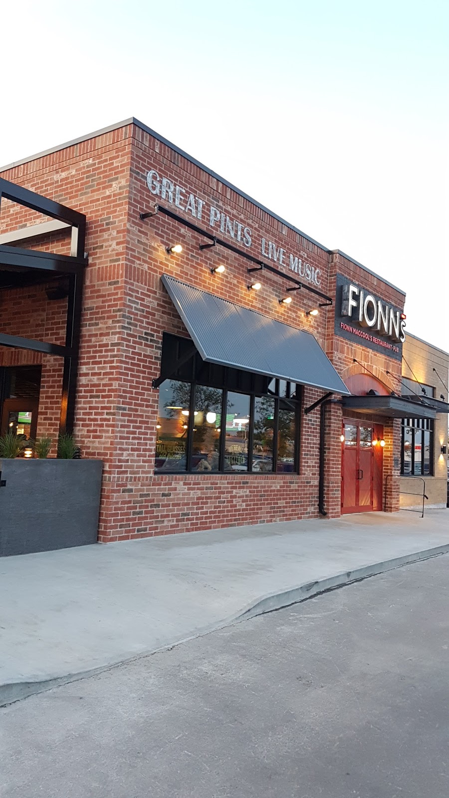 Fionns Grant Park | Grant Park Shopping Centre, 1180 Grant Ave, Winnipeg, MB R3M 2A6, Canada | Phone: (204) 800-6045