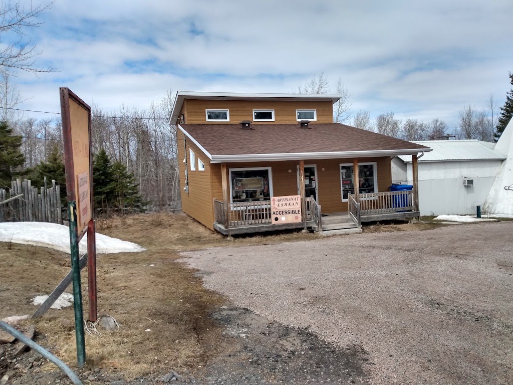 Boutique Artisanat Eshkan 2204 Rue Ouiatchouan, Mashteuiatsh, QC G0W