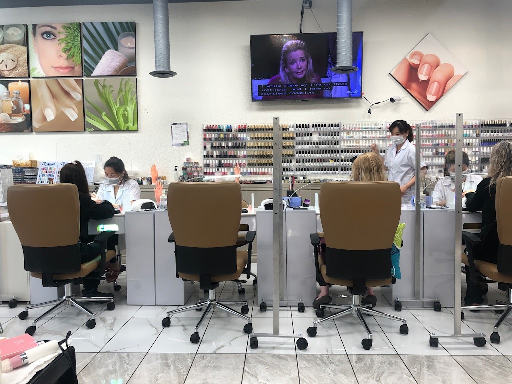 Q Nails Griesbach | 9934 137 Ave NW #103, Edmonton, AB T5E 6W1, Canada | Phone: (780) 250-6777