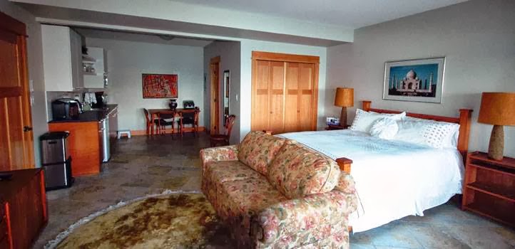 Pineacre on the Lake | 7220 Highway 97 South, Peachland, BC V0H 1X9, Canada | Phone: (778) 479-0088