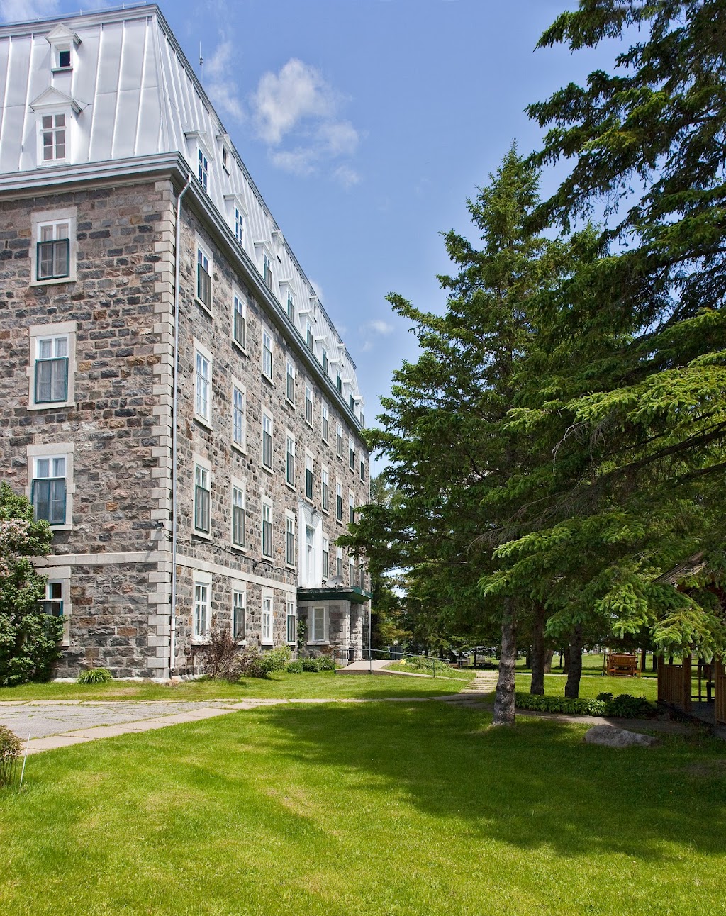 Hôtel le couvent | 370 Bd de la Montagne, Saint-Casimir, QC G0A 3L0, Canada | Phone: (418) 339-3232