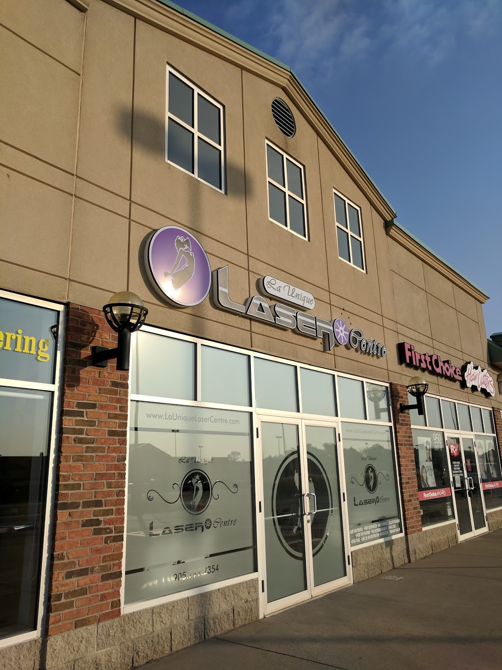 La Unique Laser Centre | 950 Southdown Rd b6, Mississauga, ON L5J 2Y4, Canada | Phone: (905) 799-2354