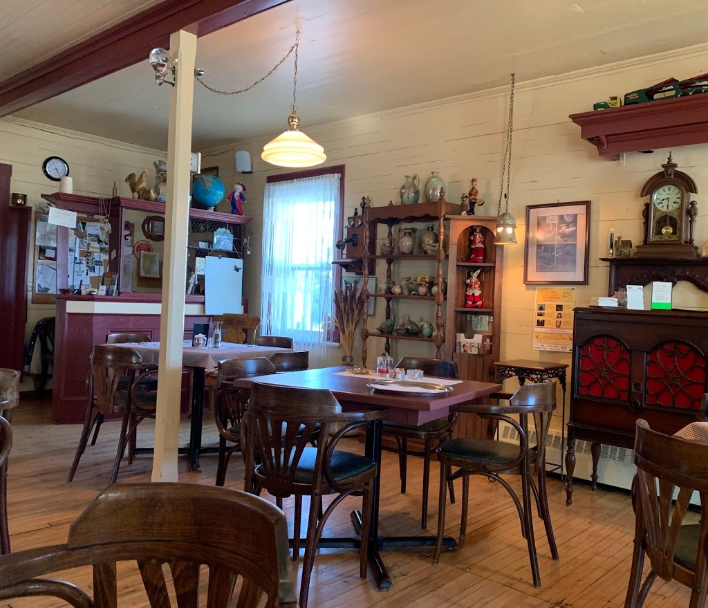 Auberge Le Saint-Leon | 999 Chemin de Piopolis, Val-Racine, QC G0Y 1E1, Canada | Phone: (819) 657-1037