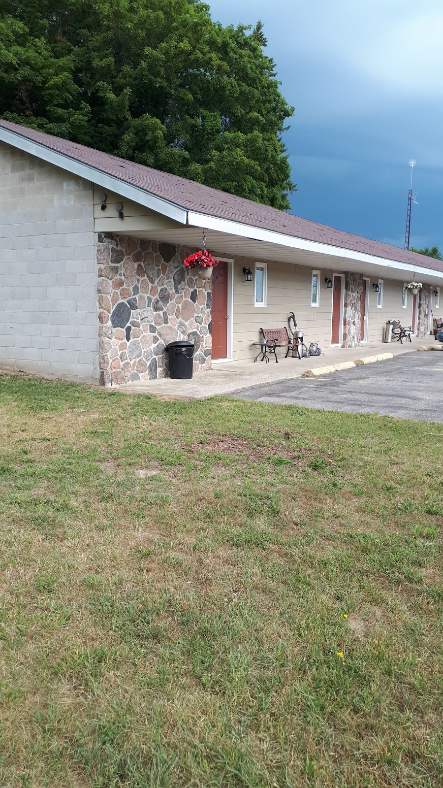 Peninsula Motel | 143 Hwy 6, Wiarton, ON N0H 2T0, Canada | Phone: (519) 534-1129