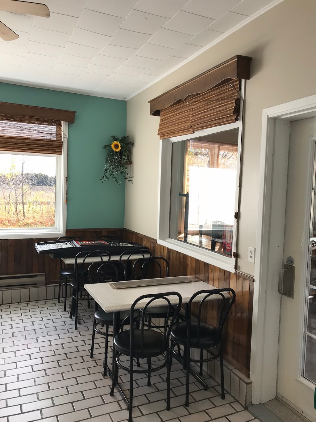 Casse-Croûte Tournesol et Bar Laitier | 2830 Chemin St Pierre N, Sainte-Thècle, QC G0X 3G0, Canada | Phone: (418) 289-3217
