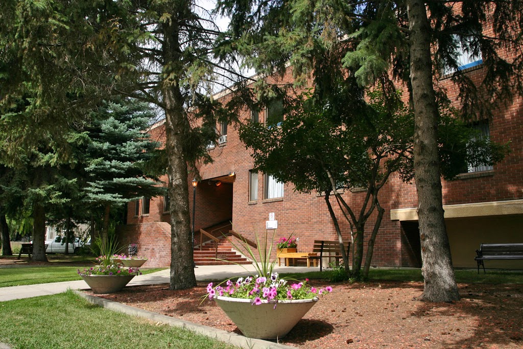 Bow-Crest Long Term Care | 5927 Bowness Rd NW, Calgary, AB T3B 0C7, Canada | Phone: (403) 288-2373