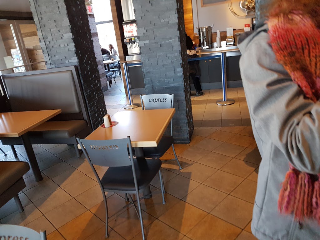 St-Hubert Express | 1818 Rue King E, Sherbrooke, QC J1G 5G6, Canada | Phone: (819) 563-5111