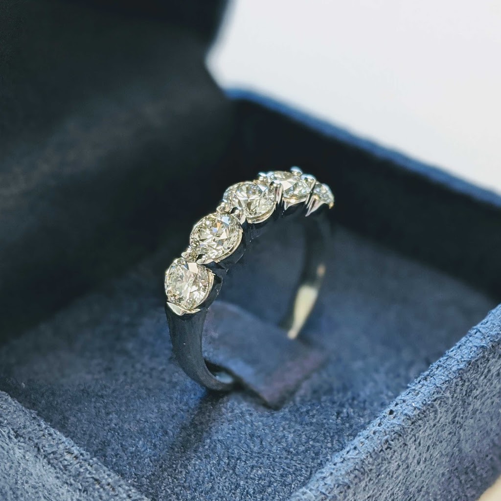 Luksus Diamonds | 32615 S Fraser Way #203, Abbotsford, BC V2T 1X8, Canada | Phone: (844) 231-8200