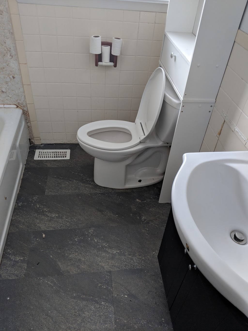 Peterborough Renovators | 542 Hillside St, Peterborough, ON K9H 5N6, Canada | Phone: (705) 957-9624
