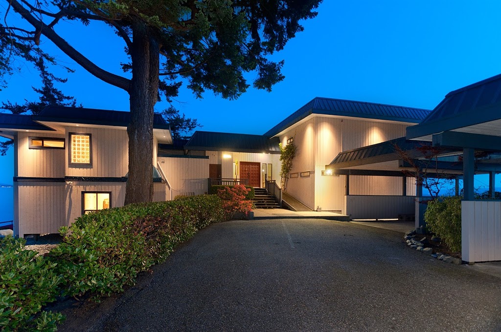 Four Winds Beach House and Spa | 5482 Hill Rd, Sechelt, BC V0N 3A8, Canada | Phone: (604) 885-3144