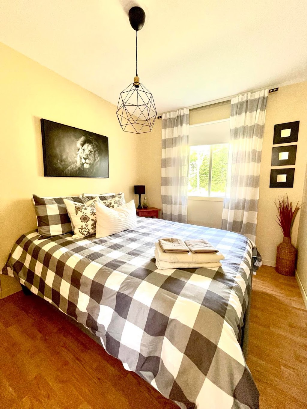 Chalet Le Sizerin | 1120 Chem. du Lac Ste Rose N, Mandeville, QC J0K 1L0, Canada | Phone: (514) 953-7927