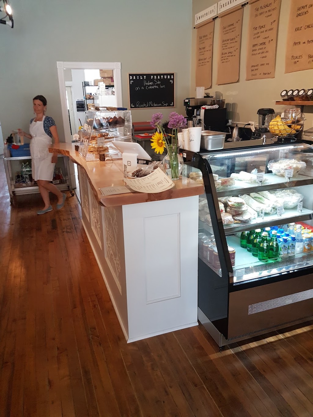 The Carolinian Café | 5 Cayuga St N, Cayuga, ON N0A 1E0, Canada | Phone: (289) 426-2686