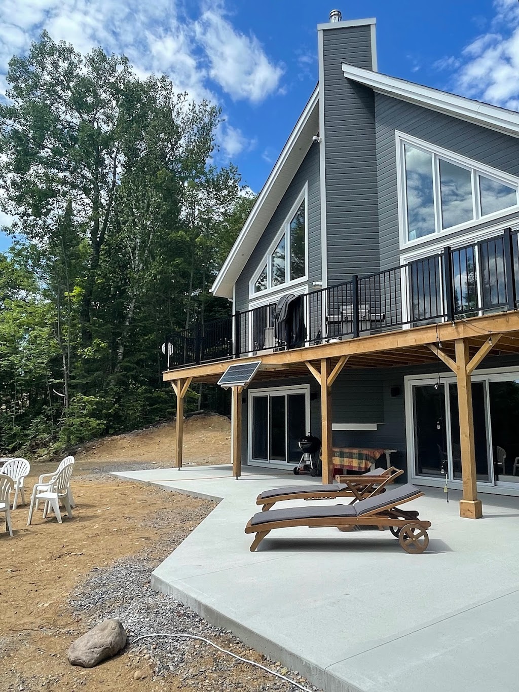 Tranquilité sur le lac | 206 Ch. de lEsker, Lac-des-Îles, QC J0W 1J0, Canada | Phone: (877) 819-5425