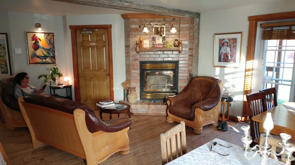 Auberge Les Deux Pignons | 115 Rue Dumas, Petit-Saguenay, QC G0V 1N0, Canada | Phone: (418) 272-3091