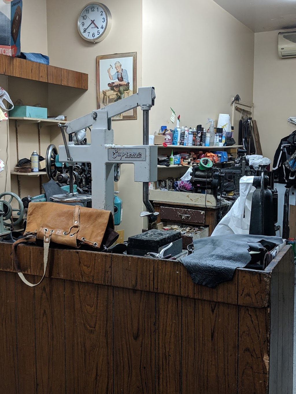 Cordonnerie Frank's Shoe Repair 6009 Rue Laurendeau, Montréal, QC H4E