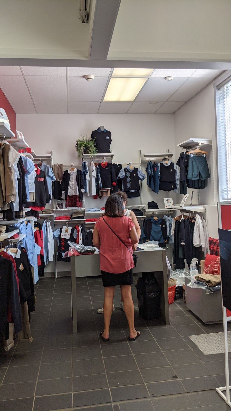 Lhabit Fait La Mode Cap-Rouge | 1195 Rue Taillon, Québec, QC G1N 3V2, Canada | Phone: (418) 263-0433