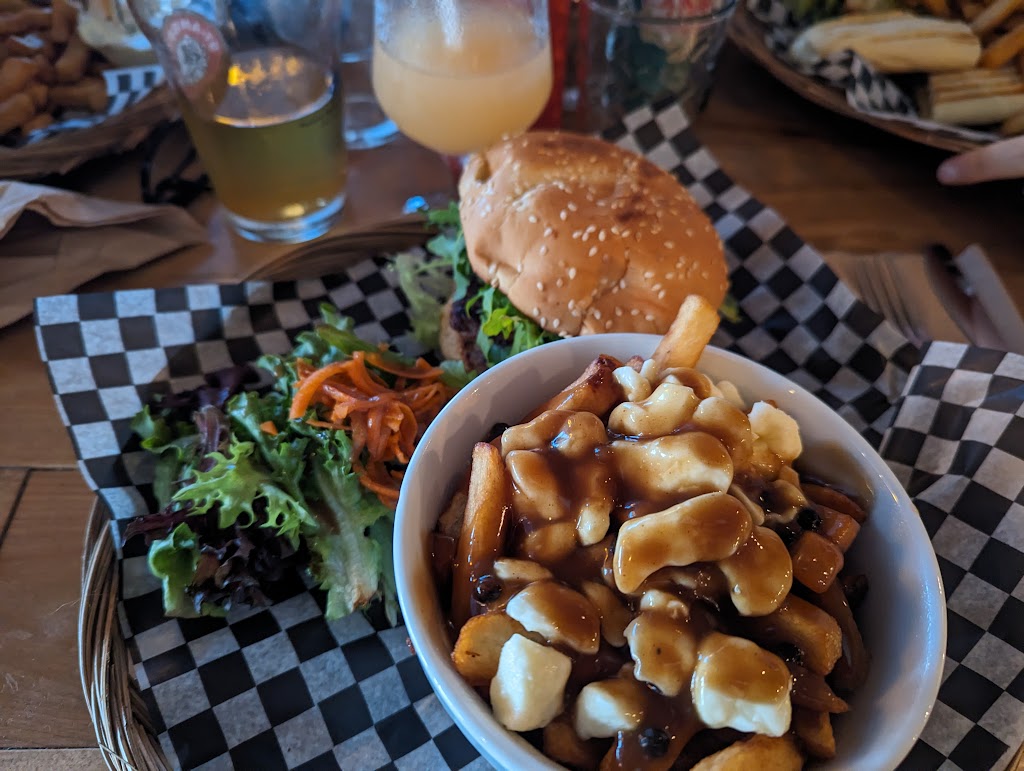 Bistro de la Baie | 100 Rue du Bord de lEau, Tadoussac, QC G0T 2A0, Canada | Phone: (418) 235-4444