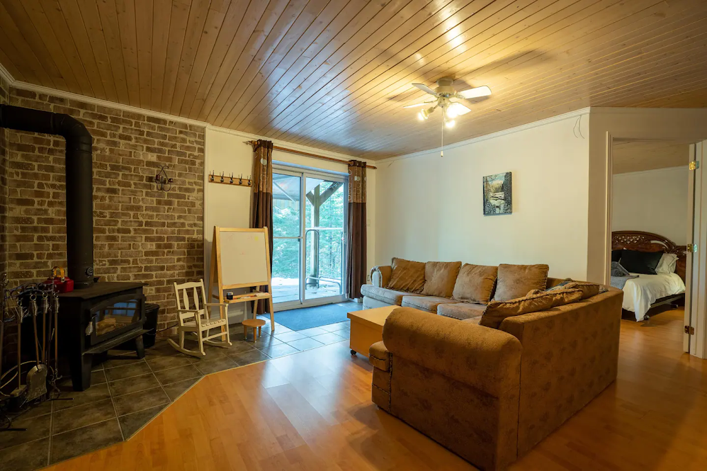 Chalet de la Rivière d Amance with Spa | 260 Rue des Riverains, Chertsey, QC J0K 3K0, Canada | Phone: (514) 246-9405