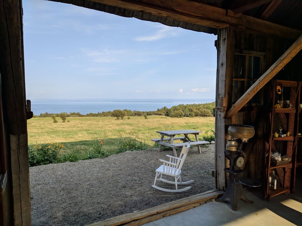 Miellerie du cratère de Charlevoix | 3390 Route du Fleuve, Les Éboulements, QC G0A 2M0, Canada | Phone: (418) 617-0728