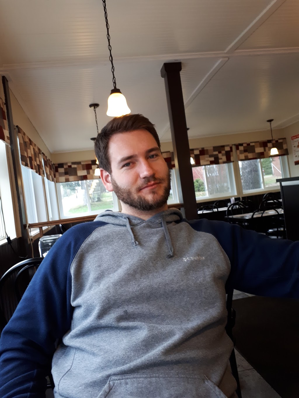 Resto Chez Bob | 168 Rue Angus N, East Angus, QC J0B 1R0, Canada | Phone: (819) 832-1313