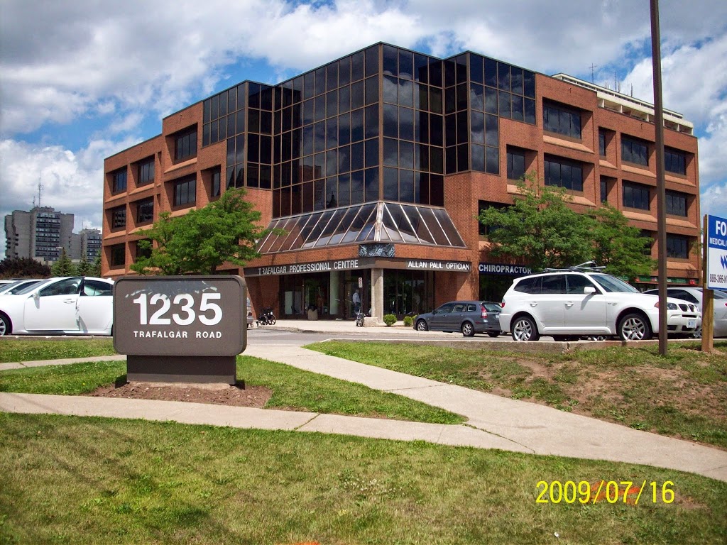 Dental and Denture Office Oakville | 1235 Trafalgar Rd #201, Oakville, ON L6H 3P1, Canada | Phone: (905) 815-8208