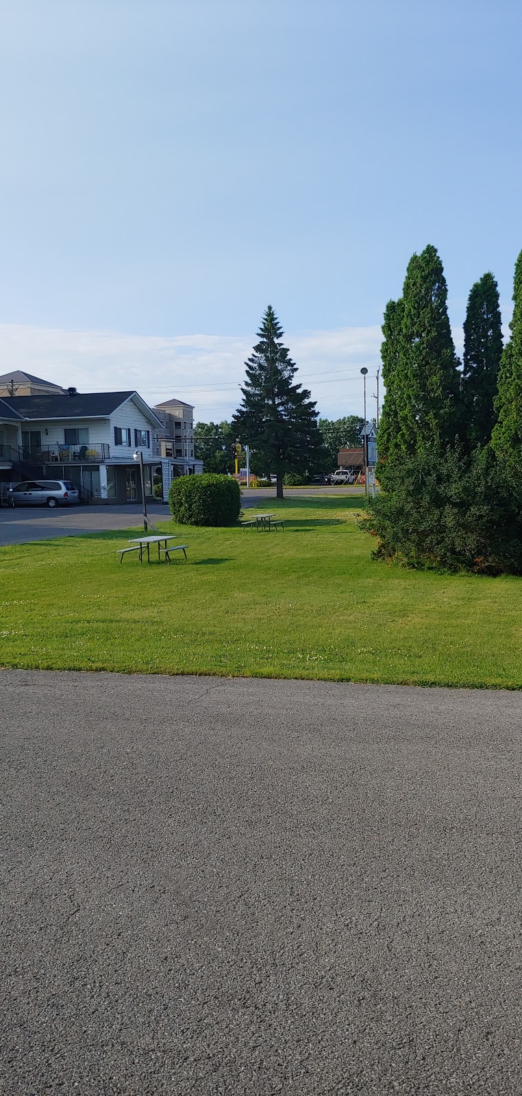 Embassy Motel | 2404 Princess St, Kingston, ON K7M 3G4, Canada | Phone: (613) 546-4271