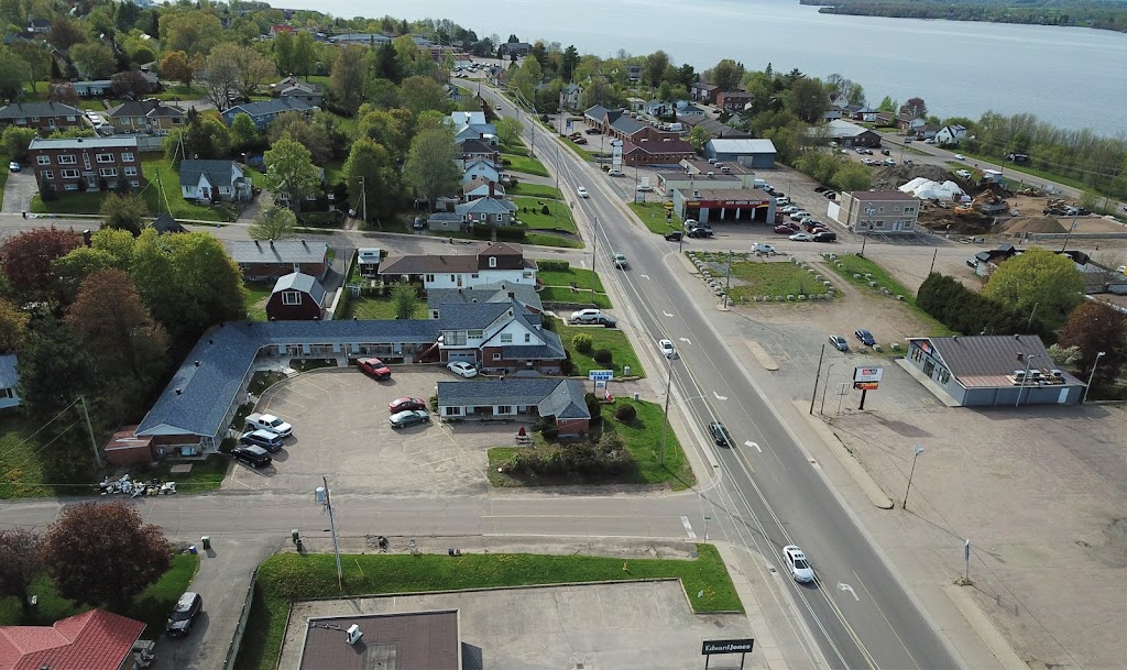 Hillside Inn | 638 Pembroke St E, Pembroke, ON K8A 3L9, Canada | Phone: (613) 732-3616