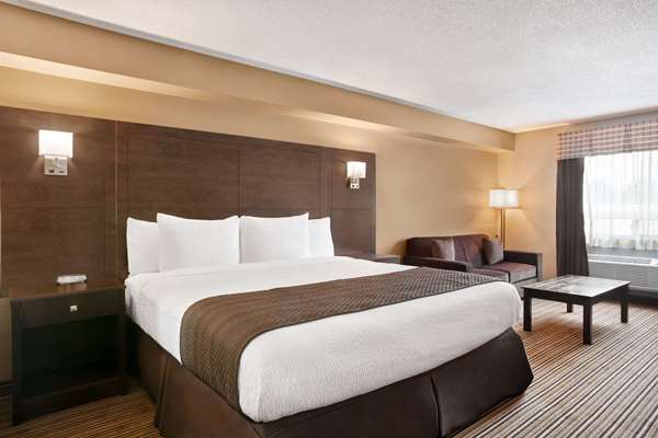 Days Inn by Wyndham Leamington | 201 Erie St N, Leamington, ON N8H 3A5, Canada | Phone: (519) 325-0260