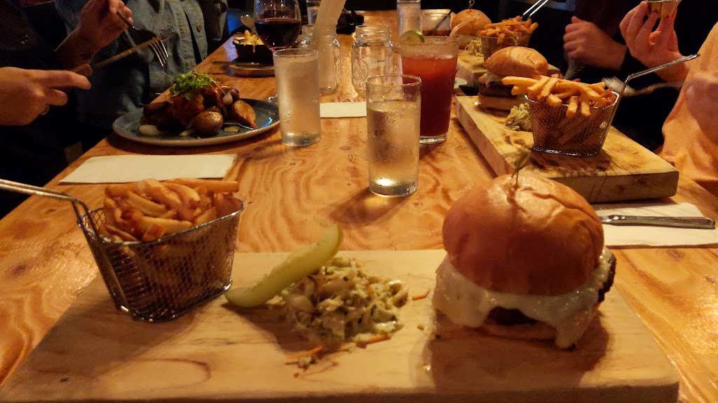 La Taverne | 3003 Boul. le Carrefour, Laval, QC H7P 5X9, Canada | Phone: (450) 681-0576