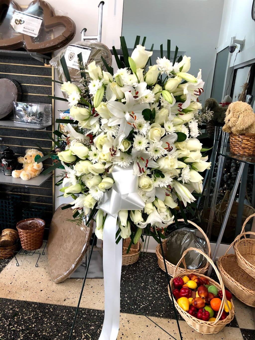 Damask Rose | 2696 Dundas St W, Toronto, ON M6P 1Y2, Canada | Phone: (416) 285-0865