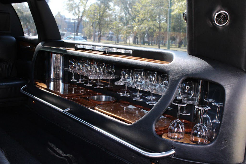 Paradise Limousine Service | 80 Plaza Dr #2614, Winnipeg, MB R3T 5S2, Canada | Phone: (246) 438-3842